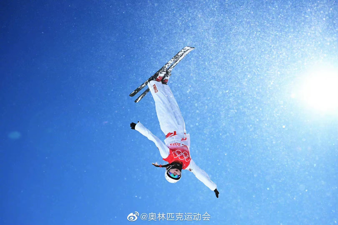 高山滑雪空中技巧发挥惊艳登场