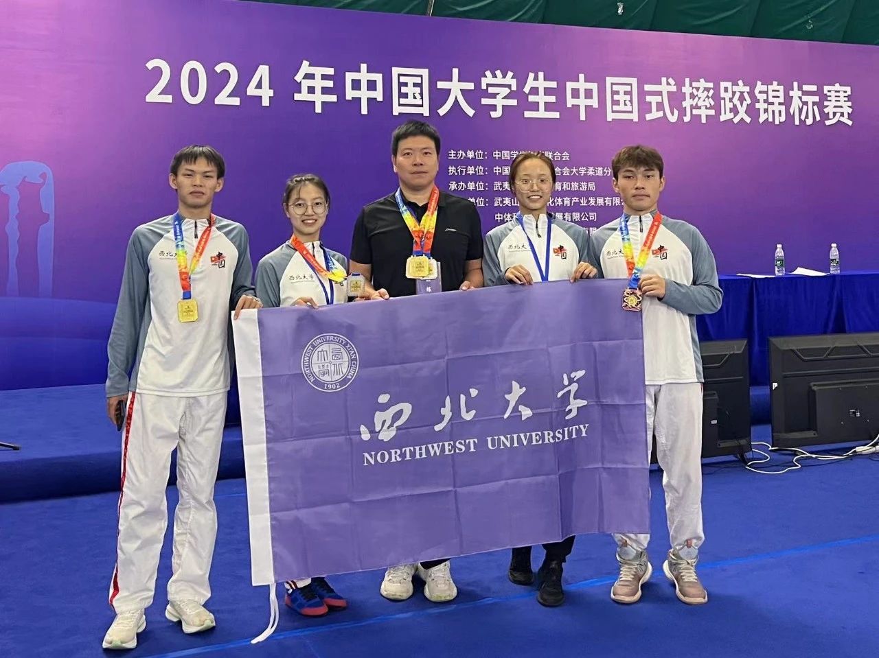 包含西北大学准备比赛，主教练研究对手战术的词条