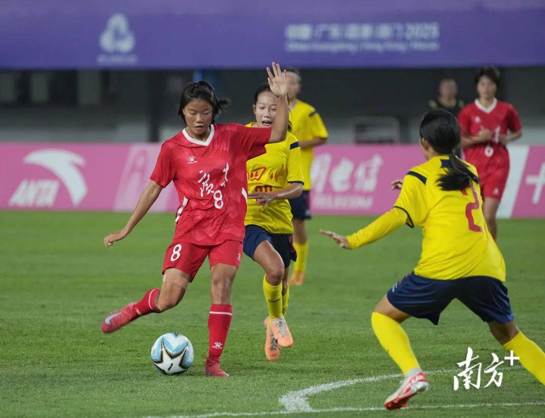 全队努力进球：女足选手瞄准对手，完成大逆转