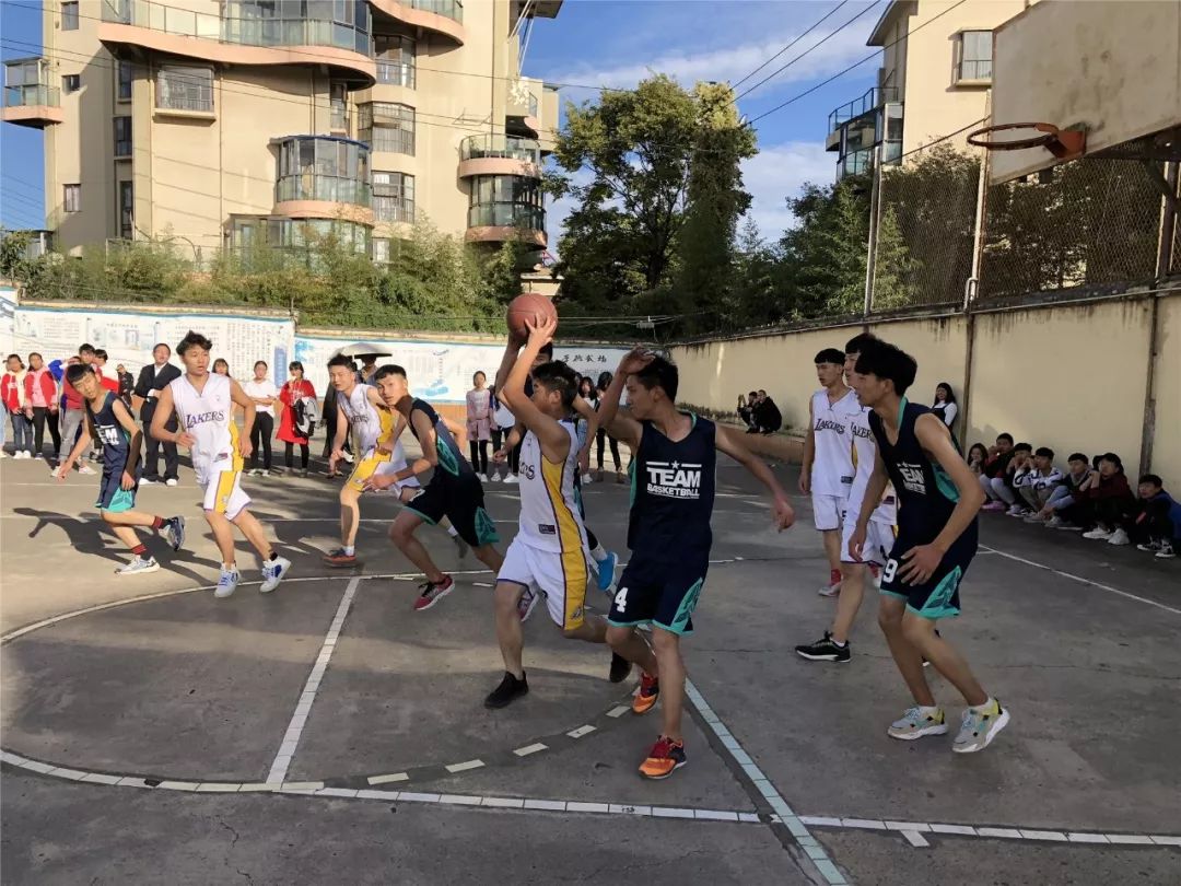 包含球场上的对决让人血脉贲张，情绪澎湃的词条