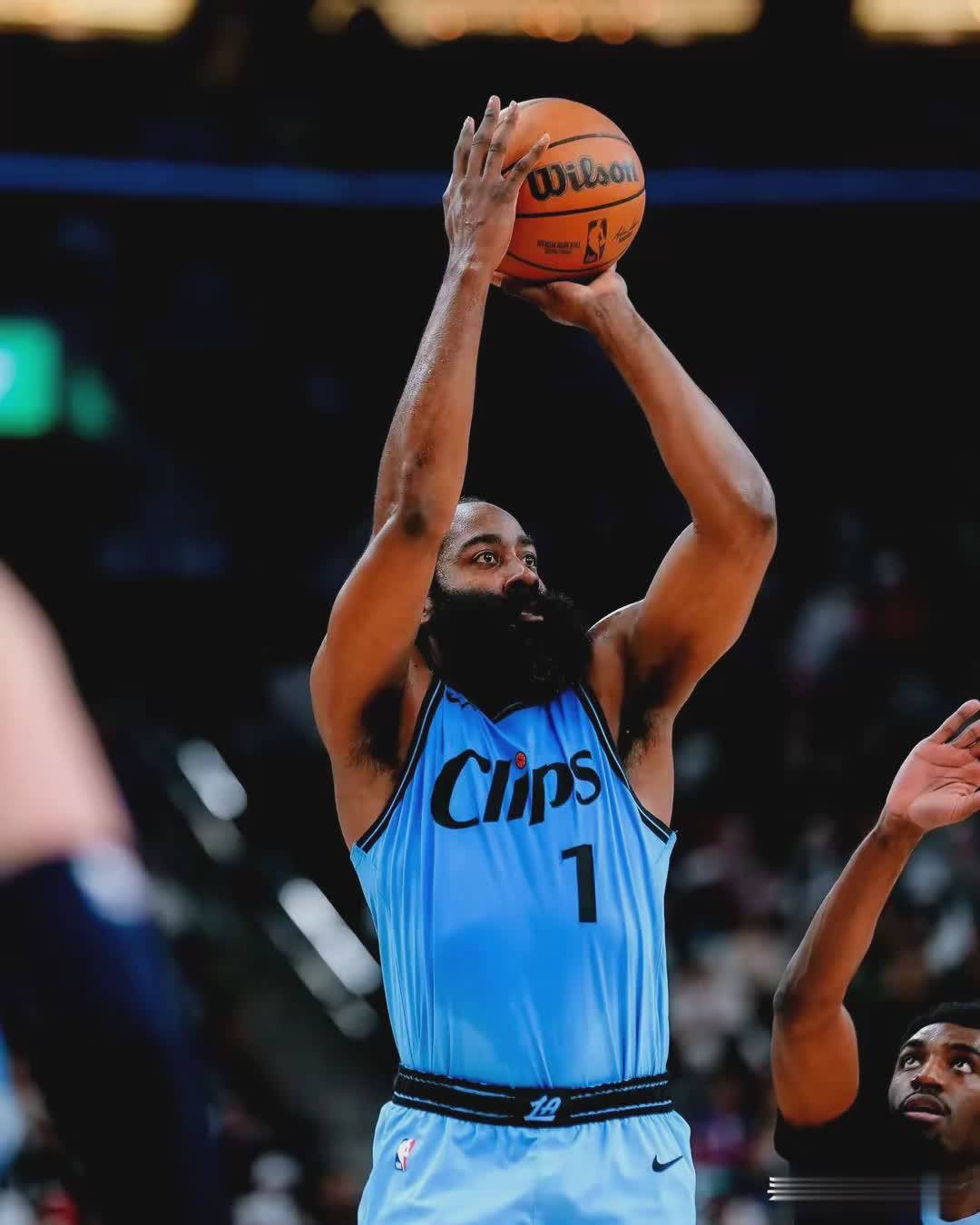 火箭险胜鹈鹕，哈登突破数次，带领球队扳回胜势