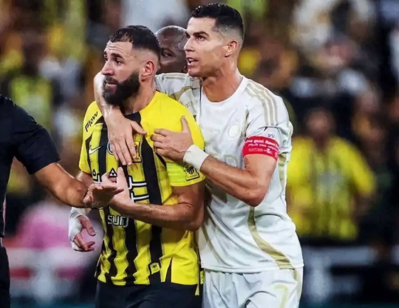 皇马再度问鼎,本泽马连续进球 皇马再度问鼎,本泽马连续进球